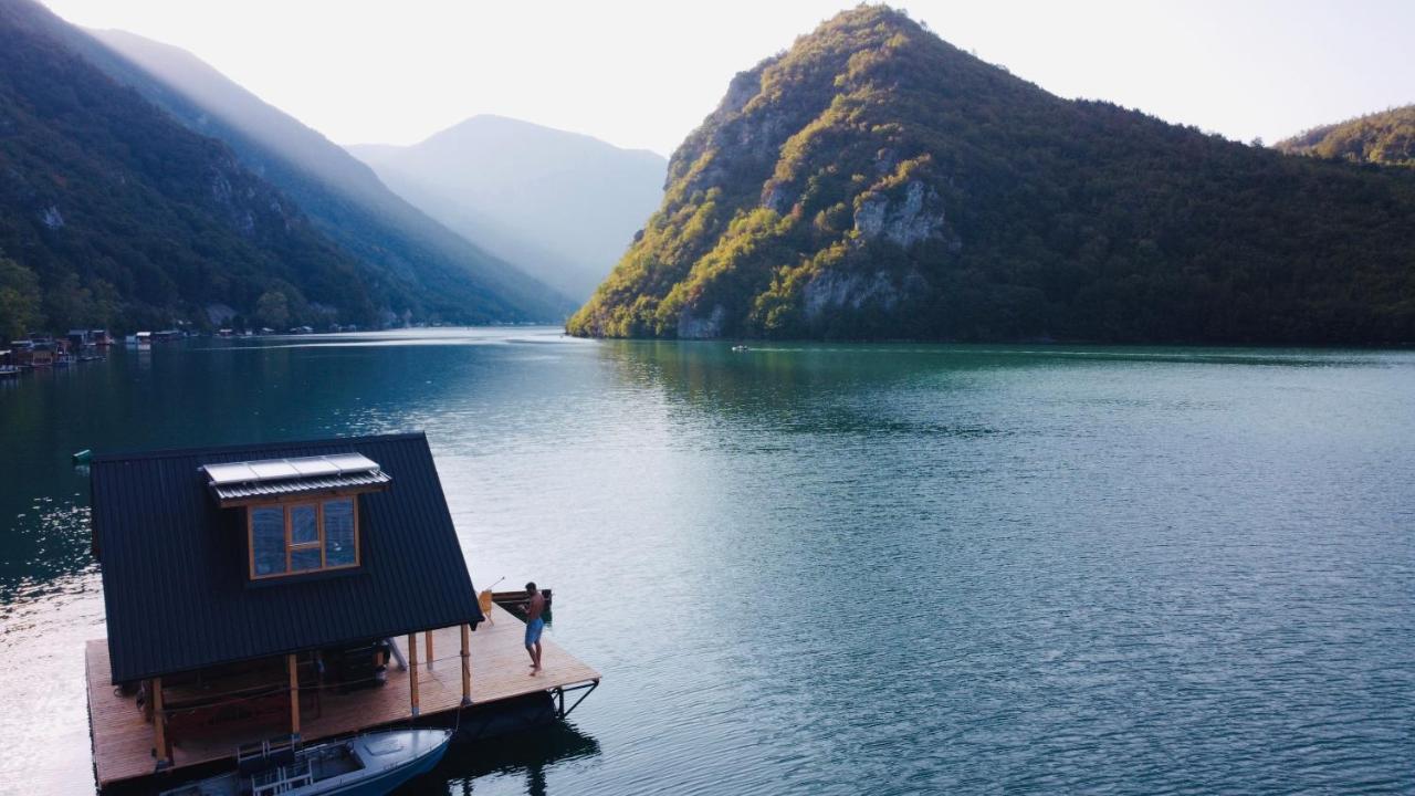 Lake House Perucac Rastiste Luaran gambar