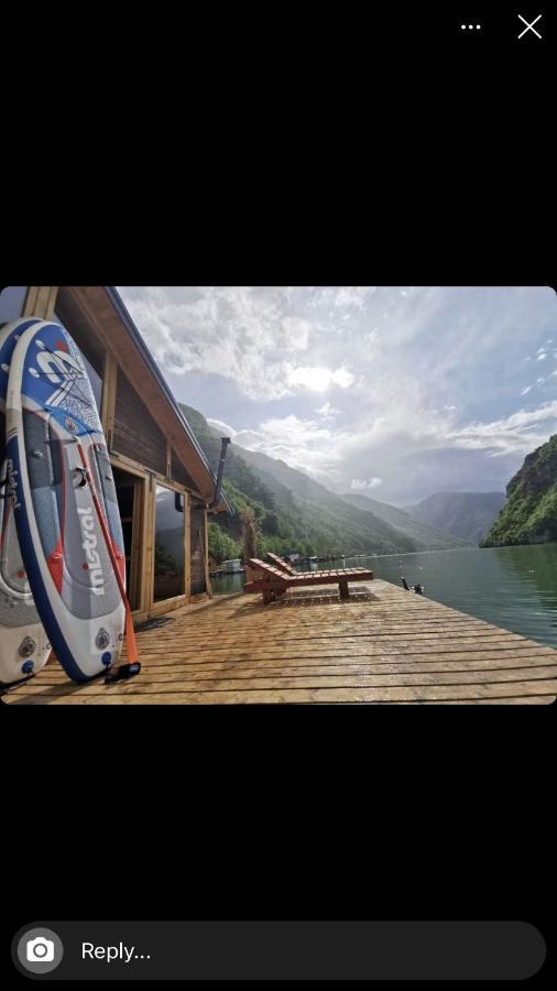 Lake House Perucac Rastiste Luaran gambar